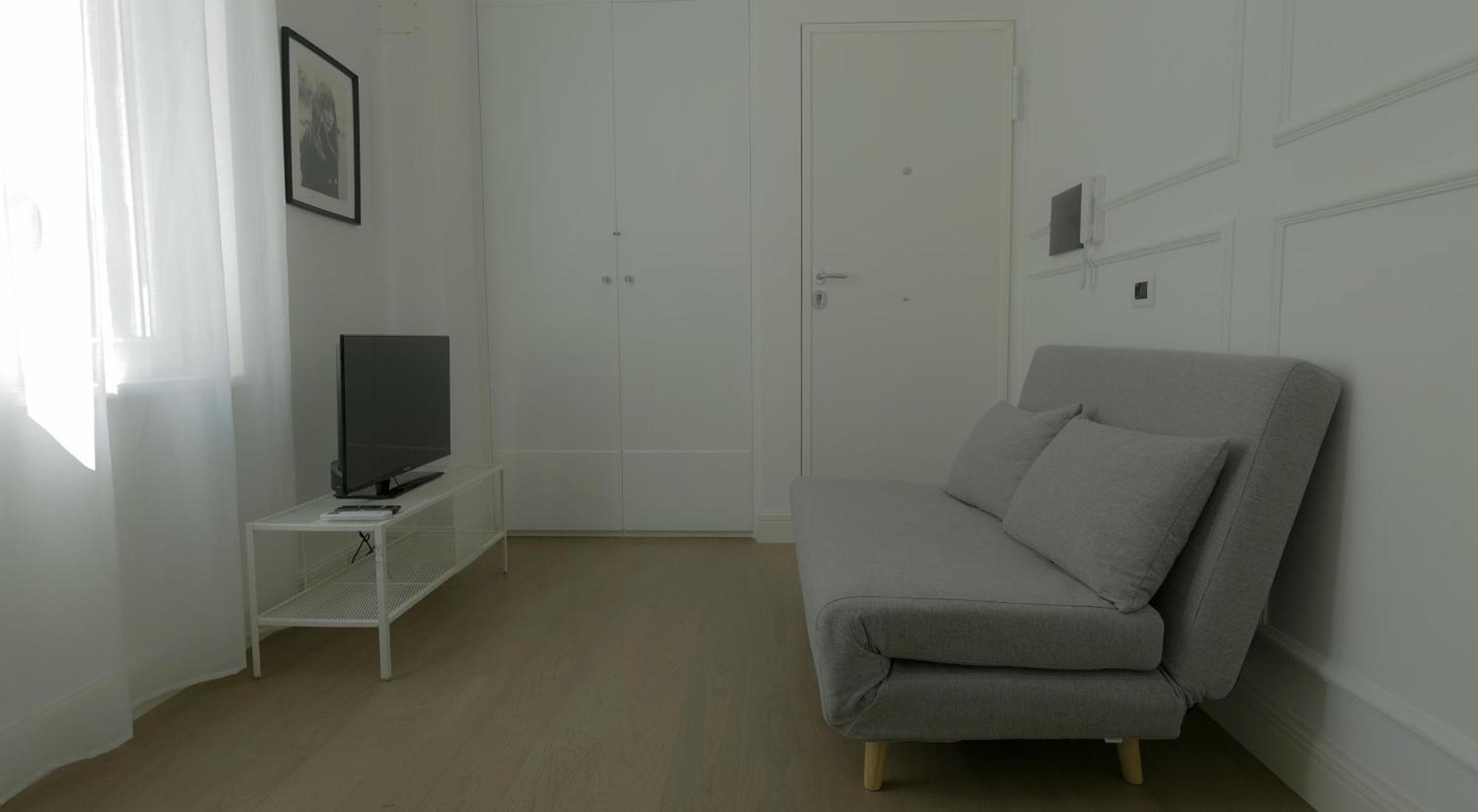 Lion Apartment *